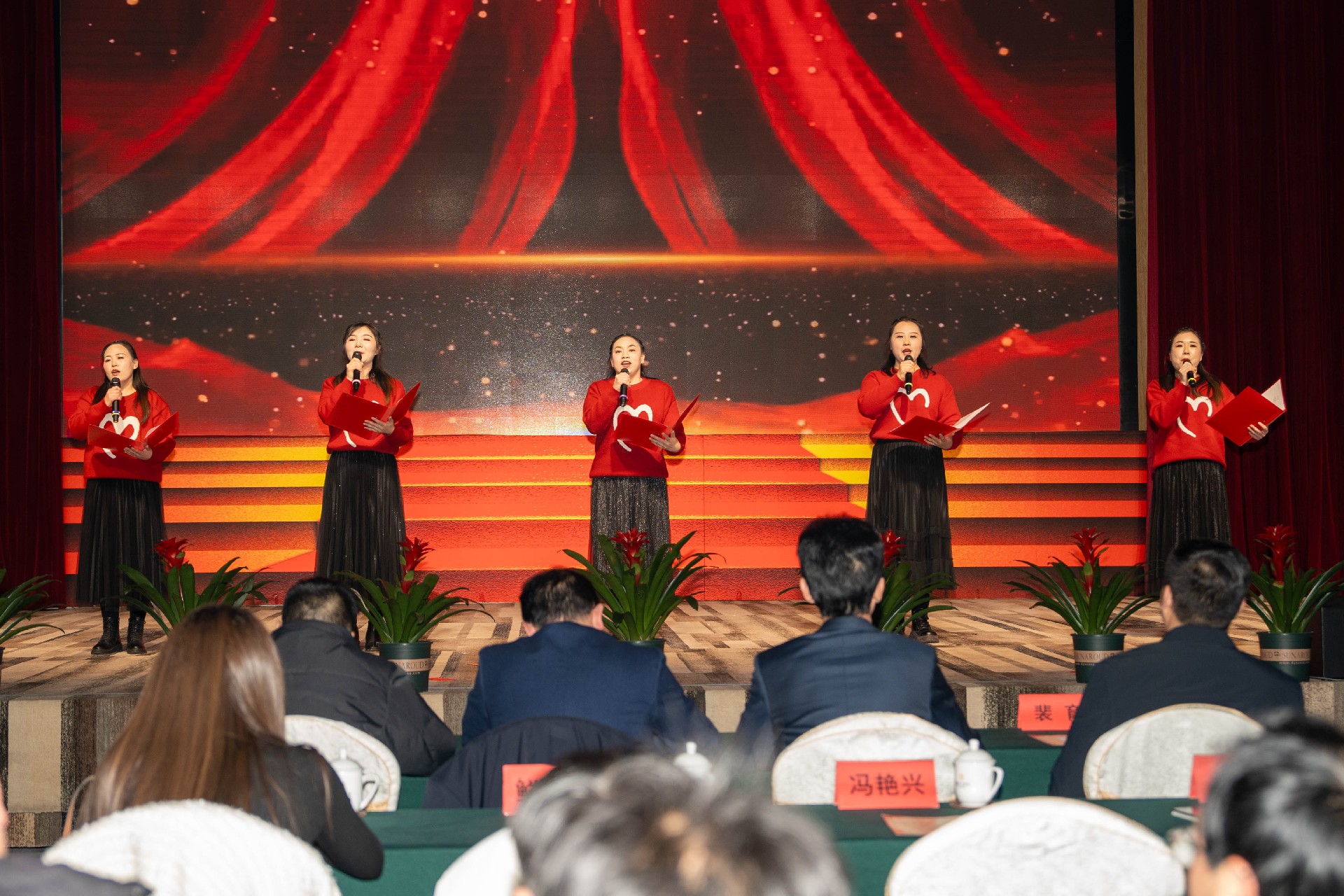 拼搏在线官网公司2024年度总结赞美联欢会.jpg